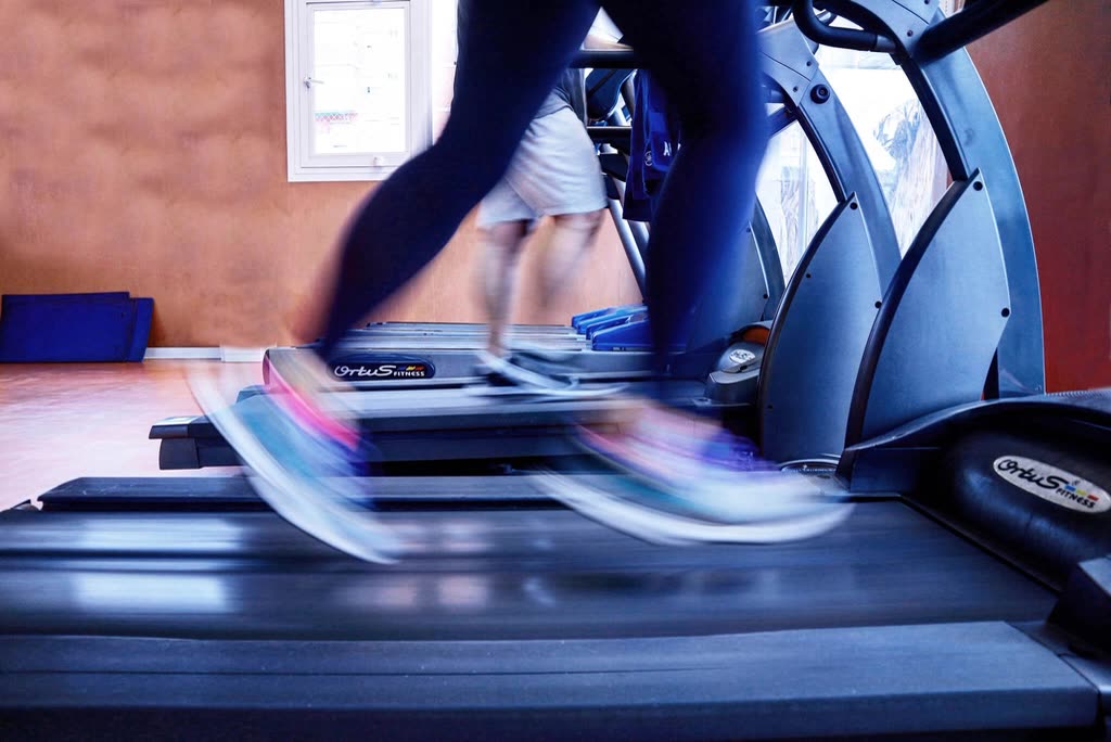 Running treadmill — 유산소는 주 150분, 하루로 쪼개면 약 21분입니다