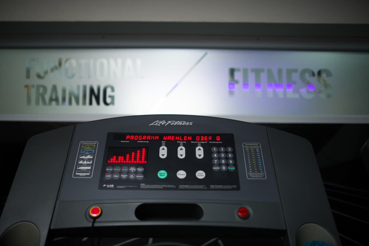 Treadmill display in fitness center features functional training program settings and workout statistics for gym users — 러닝 초보 페이스는 심박 몇 유지하나