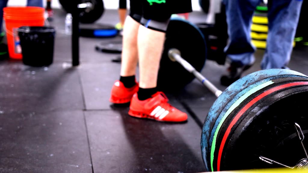Free deadlift barbell weights image — 무분할 vs 3분할 차이 — 근육 자극 횟수로 비교