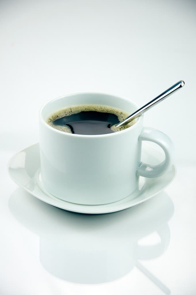 Black coffee in a white cup served on a saucer with stirring spoon — 블랙커피 당뇨 예방, 하루 2잔이면 인슐린 저항성이 달라지는 양