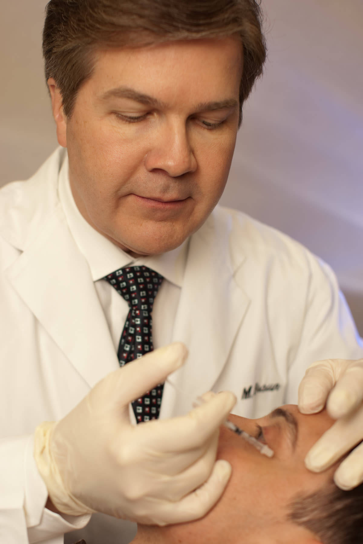 Dr Braun Performs a Botox Injection (4035273577) — 보톡스 우울증 임상, FDA가 승인한 것은 허가가 아니라 시험계획