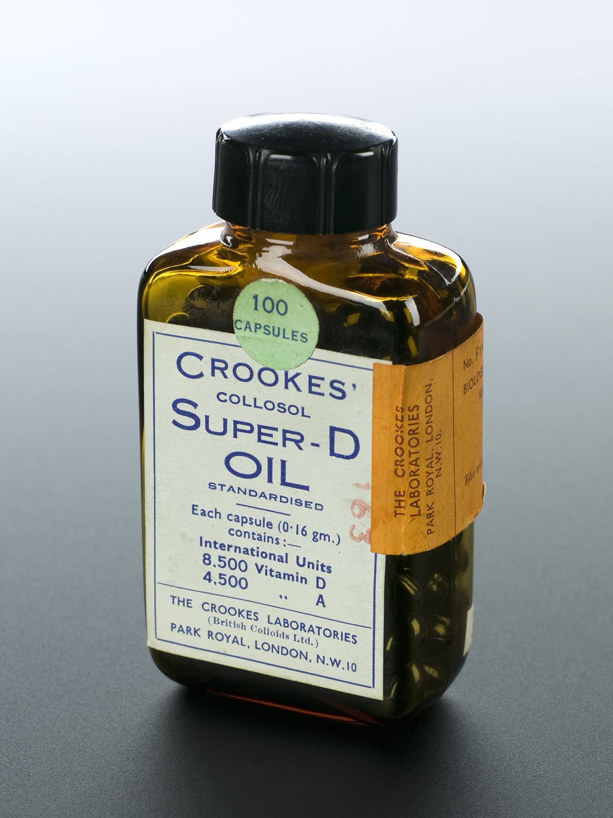 Bottle of Super-D oil capsules, London, England, 1940-1945 Wellcome L0057855 — 건강기능식품 기능성 표시, '도움을 줌'과 '도움을 줄 수 있음' 어디까지 인정됐나