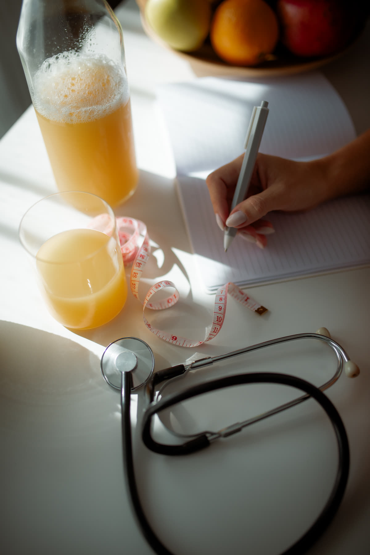 Health monitoring with fresh juice and a stethoscope during a wellness assessment — 과다수면 부작용, 연구가 보여주는 것