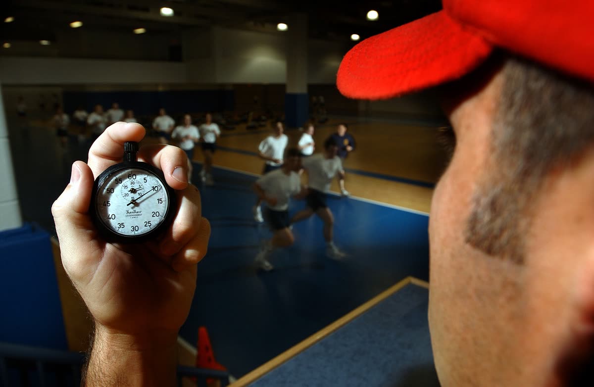 US Navy 030506-N-5862D-128 An instructor in the Freedom Hall athletic complex uses a stopwatch while recruits run a 1.5-mile track during a Physical Fitness Test (PFT) — 30초와 60초의 차이 — 힘에 미치는 영향 비교