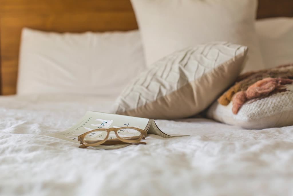 Glasses book are waiting ready — 주말 늦잠 고혈압 위험 9%↓, 무엇이 발표됐나