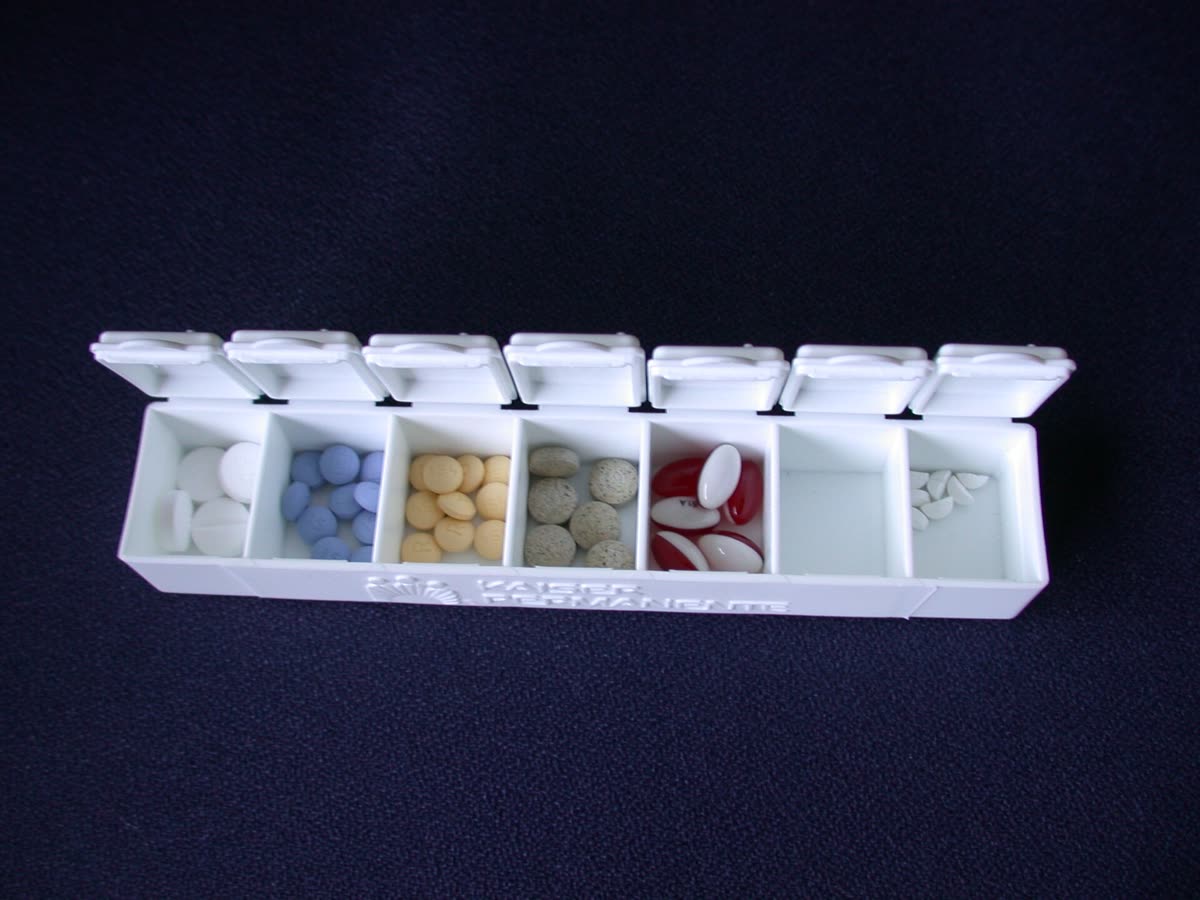 Pill box with pills — 위고비필 복용법, 1.5mg 시작 30일 간격 4→9→25mg 증량